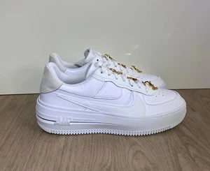 NEU - Nike Air Force 1 Low PLT.AF.ORM - Größe 42 - Weiß/Gold/Metall Bling - Bild 1 von 7