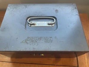 Vintage Steelmaster Cash Box, Latches But No Key - Picture 1 of 12