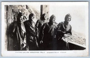 Postal de Canadá 1951 RPPC Visitantes debajo de las cataratas de la herradura Cataratas del Niágara - Imagen 1 de 2