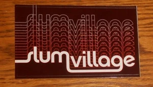 Adesivo Slum Village promo originale 5x3 Detroit Deli Rap Hip Hop Kanye West - Foto 1 di 2