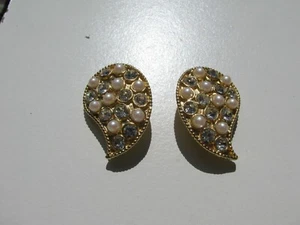 VTG. ELLEN DESIGN GLAMOROUS BLING GLASS PEARLS RHINESTONE PAISLY CLIP EARRINGS - Picture 1 of 3