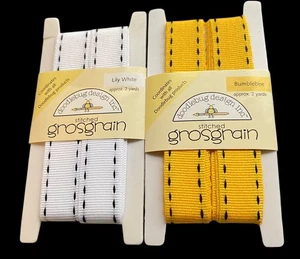 NUOVO 2 pezzi Doodlebug cucito design nastro Grosgrain Bumblebee Lily bianco - Foto 1 di 10
