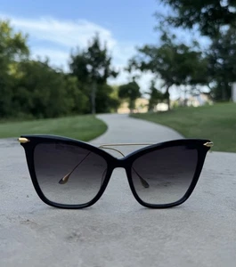 Gafas de sol DITA Fearless con montura negra y lentes degradadas con bisagras doradas de 18 quilates Cateye - Imagen 1 de 11