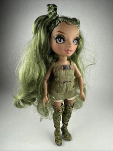 Muñeca Rainbow High Olivia Woods Serie 5 con Conjunto Camuflado y Botas MGA - Imagen 1 de 4