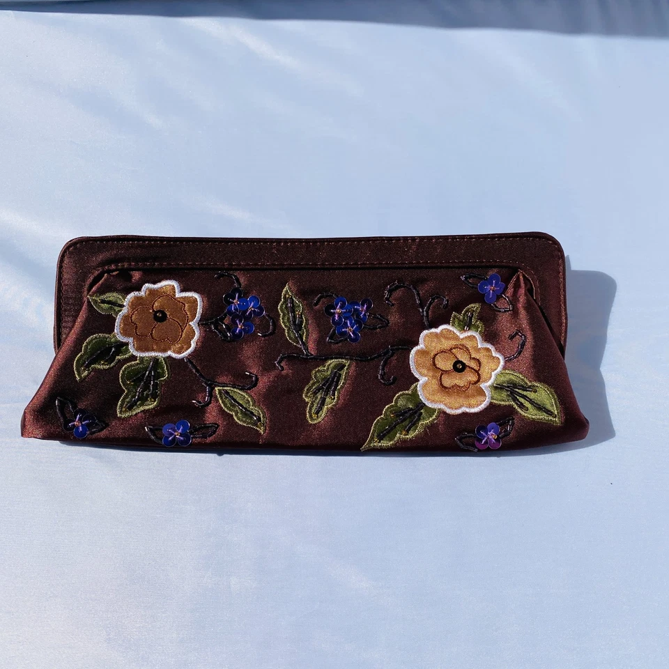 复古棕色花卉刺绣手拿包缎面风格晚装包拉链 — 第 1/4 张图片