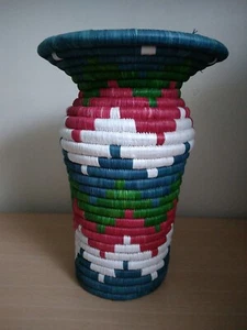 Jarrón tejido multicolor decorativo hecho a mano de decoración africana ugandés - Imagen 1 de 12