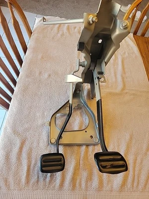 Chevy Impala 1963 1964 conjunto de pedal de embrague de 4 velocidades con soporte de montaje OEM GM Foto 1 de 4