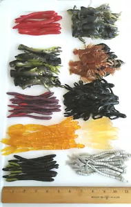 100 pz ASSORTIMENTO = Ora 120 pz.- ESCHE PESCA BASSI vermi in plastica morbida + ganci - Foto 1 di 5