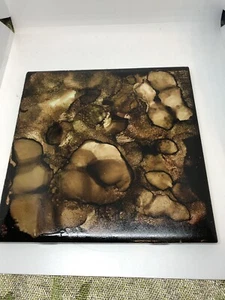 Schöne braune abstrakte Kunst. Unikat. Alcohol Ink auf 6x6 Fliese mit Staffelei - Bild 1 von 5