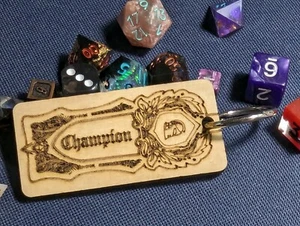 DND Champion Clase Hecho a Mano Madera 2 Caras Juegos Mesa RPG Llavero Papel de Regalo - Imagen 1 de 3
