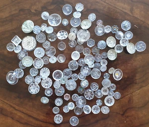 LOTE DE TRABAJO 116 PEQUEÑOS BOTONES DE CRISTAL VINTAGE VARIAS FORMAS - Imagen 1 de 6