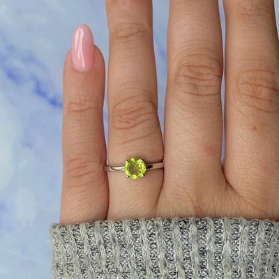 Peridot Ring / 925 Sterling Silver Ring / Rhodium vermeil / Gift for her - Image 1 of 4