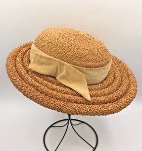 Vintage Girls or Young Women Short Brim Straw Hat with Beige Velvet Band & Bow - Picture 1 of 8