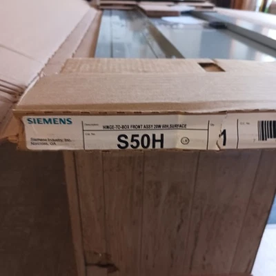 Siemens S50H 20 x 50 pulgadas NEMA 1 montaje en superficie panel cubierta con puerta Foto 1 de 3