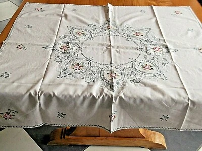 Nappe coton fin avec broderies de fleurs au point de croix ( 80 x 80 cms ) - Photo 1/4