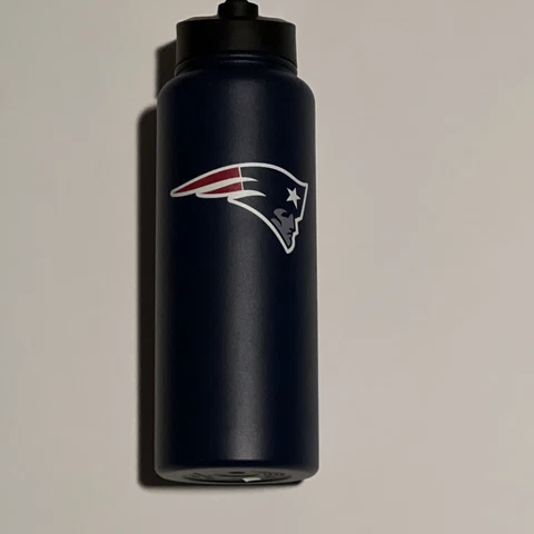 New England Patriots stainless steel water bottle! Holds Up To 34 oz! Football! Cover