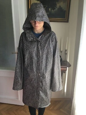 MARIMEKKO IMPERMEABLE MUJER CON CAPUCHA LUNARES TALLA XL "MIKA PIIRAINEN" MARRÓN Foto 1 de 4