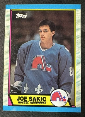 1989 TOPPS #113 JOE SAKIC ROOKIE CARD QUEBEC NORDIQUES/AVALANCHE HOF - Image 1 of 4