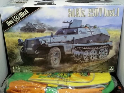 LOTTO PANZER : 1 KIT DAS WERK SCALA 1/16 SDKFZ 250/1 A CON PILOTA + 1 ZAINO WWII - Immagine 1 di 4