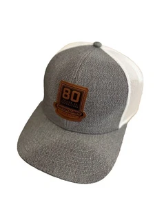 Gorra de malla Freightliner 80 años de innovación imitación cuero gris y blanco Snapback - Imagen 1 de 2