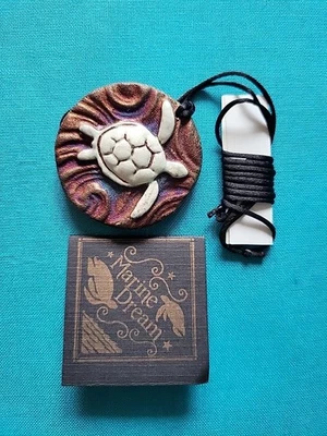 Collar Medallón Raku ~ Hecho a Mano por Pottery Works ~ Tortuga Marina Sueño ~ Nuevo con Etiquetas Foto 1 de 4