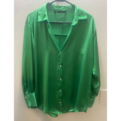 Camisa ZARA satinada con botones manga larga verde esmeralda para mujer mediana Foto 1 de 4