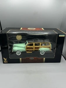 Road Signature 1/18 Scale Diecast 20028 - 1948 Ford Woody - Green Opened - Picture 1 of 24