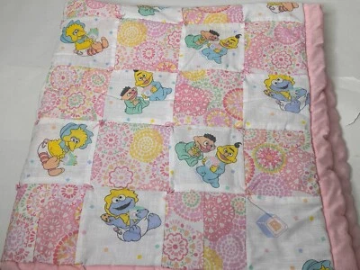 Manta Bebé Plaza Sésamo Proyecto Linus Acolchada Rosa PBS Muppets Niña Niño Foto 1 de 4