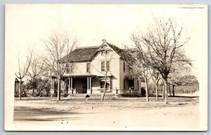 RPPC Folk viktorianisches Haus mit ausgefallenem Spindel ~ doppelte dorische Säulen ~ abgerundetes Geländer - Bild 1 von 2