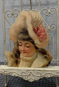 Chatarra de papel victoriana vintage HERMOSA NIÑA JOVEN en SOMBRERO GRANDE DE LUJO 4,5"x 4" - Imagen 1 de 5