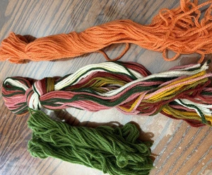 Yarn for needlepoint , lot of some multicolored spools and precut yarn 2 oz - Picture 1 of 4