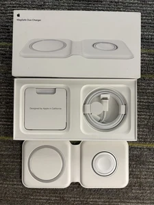 Cargador inalámbrico Apple MagSafe Duo - Carga rápida para iPhone, reloj y AirPods - Imagen 1 de 1