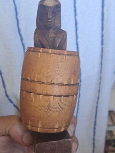VINTAGE 1970ER NACKTER HOLZMANN IN EINEM FASS ERWACHSENE KNEBEL GESCHENK HANDGESCHNITZT HAITI SELTEN - Bild 1 von 6