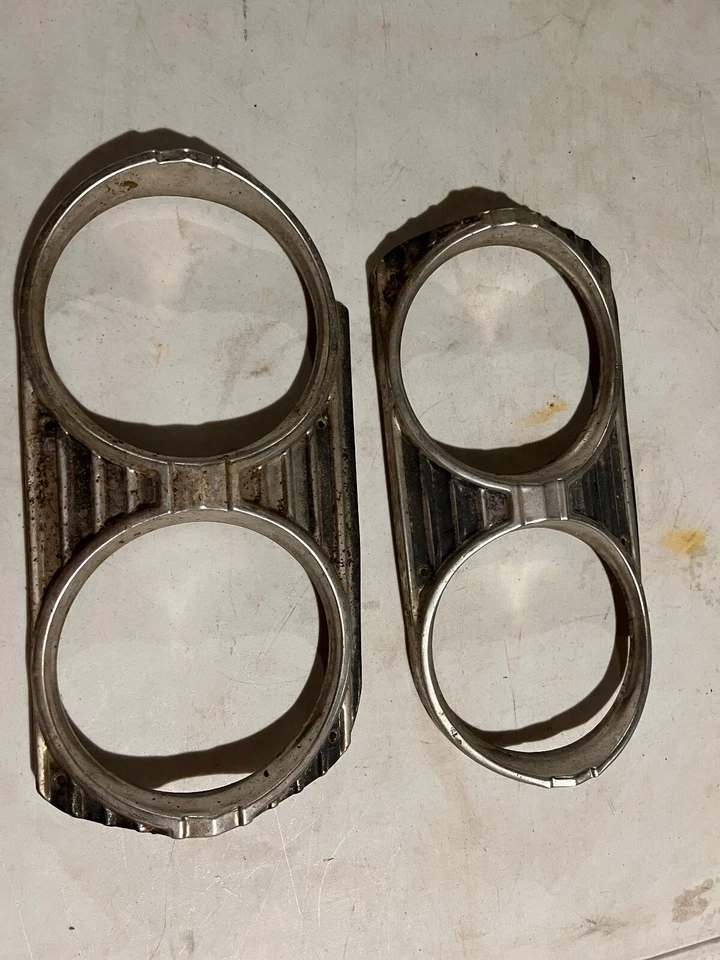 Biseles de embellecimiento de faros originales GM OEM LH RH 1965 Chevrolet Chevelle El Camino SS Foto 1 de 4