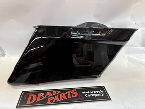 Harley OEM 90200729 right side stretched black saddlebag bottom - Bild 1 von 7
