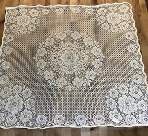 Sammlerstück schöne Tischdecke weiß Blumen Spitze 29 x 28 cm schön! - Bild 1 von 5