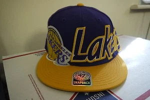 Auténtico L.A. Lakers 47 Marca Snapback Ajustable Gorra Púrpura/Amarilla Nuevo - Imagen 1 de 1