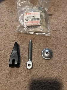 Suzuki Genuine OEM Clamp Bracket Clam Screw Assembly 41210-986L1 MISSING PIN. D - Foto 1 di 5