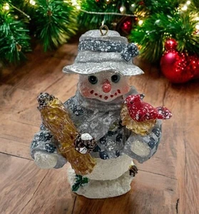 Pupazzo di neve vintage ornamento natalizio con cappello e sciarpa rosso cardinale uccellino blu - Foto 1 di 7