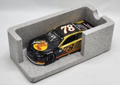 Bajo Lionel Pro Shops 2017 firmado por Martin Truex, Jr. Camry Darlington NASCAR 1/24 Foto 1 de 4