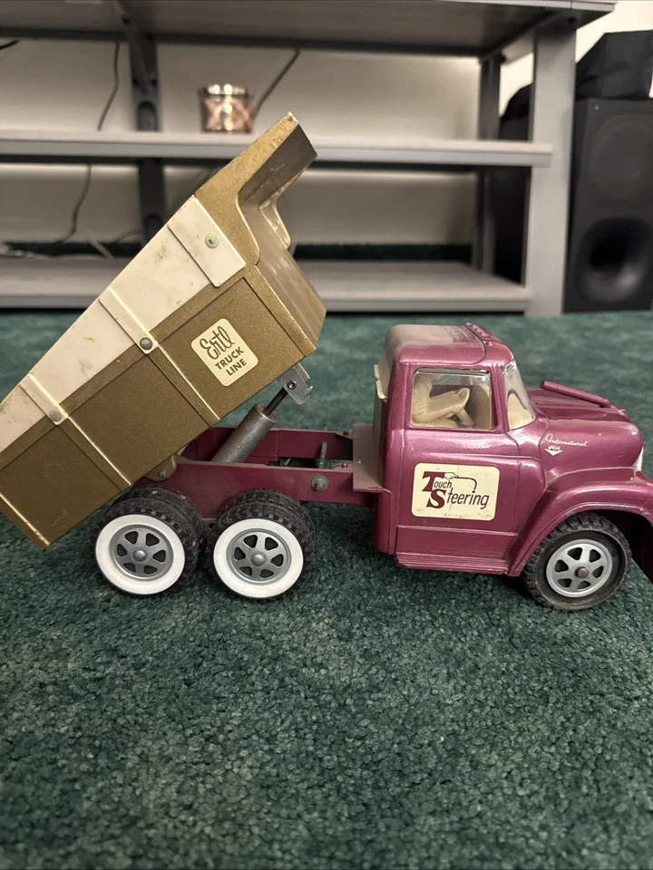 Camión de volteo ERTL International Harvester Loadstar Deluxe años 60 de colección Foto 1 de 4