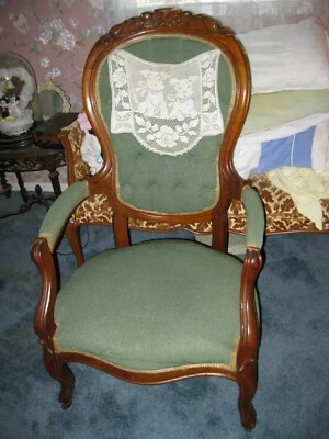 СТРОЙНЫЙ РЕЗНОЙ И ВОССТАНОВЛЕННЫЙ ВИКТОРИАНСКИЙ СТУЛ-ТАПОЧКА - Изображение 1 из 4