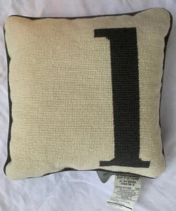 Almohada decorativa Sparrow & Wren 12"" X 12"" crema y gris monograma letra I - Imagen 1 de 3