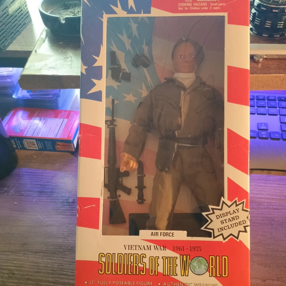 Ejército de los Estados Unidos Fuerza Aérea Era Vietnam 12" Armas Auténticas Totalmente Posables LEER Foto 1 de 1