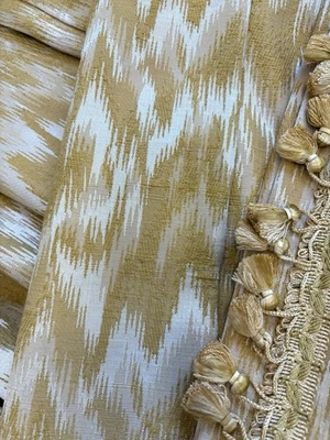 "Paneles de cortina con borlas plisados Ikat Pinch dorados de mediados de siglo de la década de 1960 - un juego de 2 80""" Foto 1 de 4