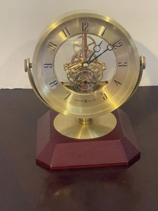 Reloj de mesa Howard Miller Soloman vintage, latón cepillado probado funciona - Imagen 1 de 7