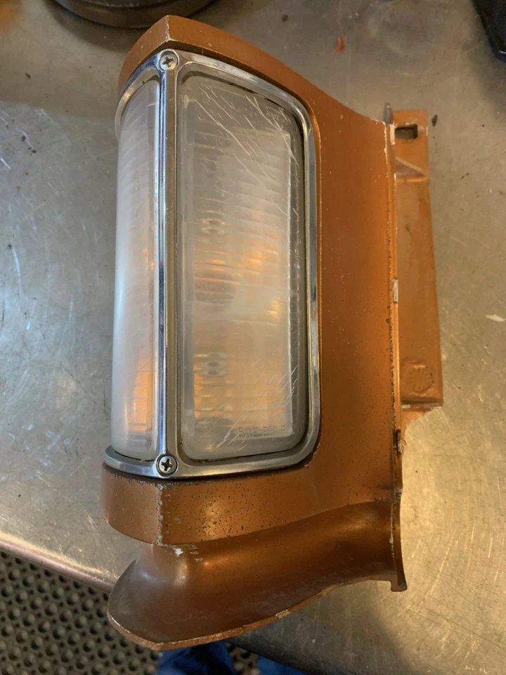 Pontiac 480661 1971-1972 GP SJ RH guia de extensão de carcaça de luz de estacionamento de fibra de vidro - Imagem 1 de 4