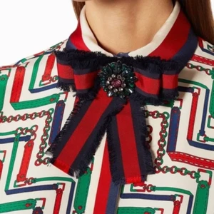 Neu Gucci Brosche Kristall grobkörniges Netz rot/blau Fliege - Bild 1 von 5