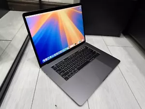Apple MacBook Pro Retina 15,4“ 2018 - 2TB SSD 32GB Ram 2,9GHz 6-Core i9 Pro 560X - Bild 1 von 18