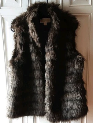 CHALECO DE PIEL DE MAPACHE SINTÉTICO MARRÓN OSCURO MICHAEL KORS - CIERRE FRONTAL GANCHO Y OJO L Foto 1 de 4